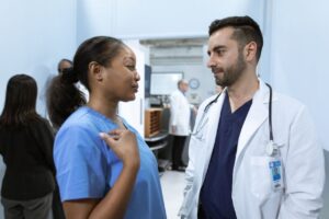 Profesionales sanitarios conversando en el pasillo de un hospital