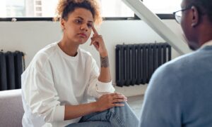 Pareja conversando en el sofá sobre su relación